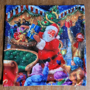 Bożonarodzeniowa poszewka dekoracyjna Święty Mikołaj rozdający prezenty