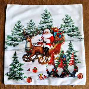 Bożonarodzeniowa poszewka dekoracyjna Święty mikołaj i skrzaty