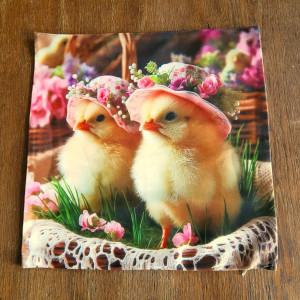 Wielkanocna poszewka dekoracyjna Kurczaczki w kapeluszach