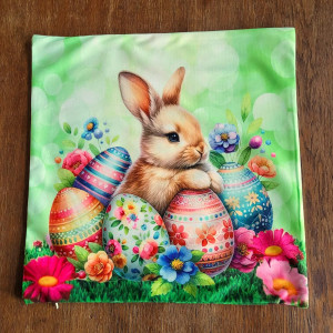 Wielkanocna poszewka dekoracyjna Zajączek wśród kolorowych pisanek