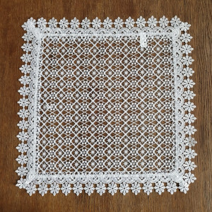 Gipiurowa serwetka 40x40 w kolorze białym