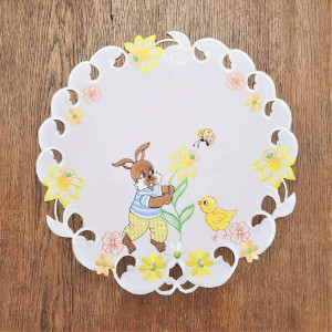 Wielkanocna serwetka o średnicy 40 cm w kolorze białym z zajączkiem w bluzeczce w paski DRUGI GATUNEK