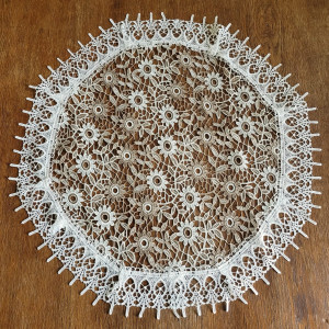 Gipiurowa serweta o średnicy 60 cm w kremowo-brązowe kwiaty