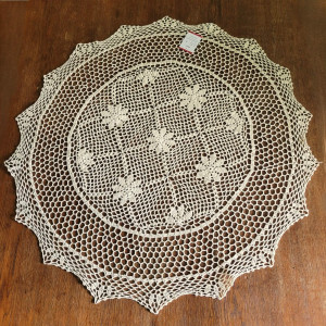 Serweta szydełkowa o średnicy 85 cm w kolorze beżowym „Klara"