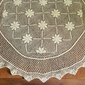 Obrus szydełkowy o średnicy 130 cm w kolorze beżowym „Klara"