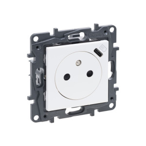 NILOE STEP Gniazdo pojedyncze z uziemieniem 16A 250V z przesłonami torów szybkozłączki plus gniazdo USB typu C umieszczone w plakietce, moduł, białe; 863138 LEGRAND