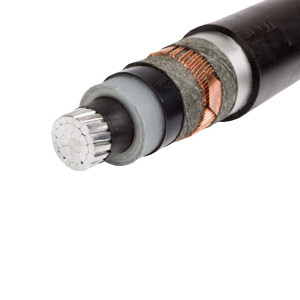 Kabel XRUHAKXS 1x240RMC/50 12/20kV kabel elektroenergetyczny średniego napięcia, z widocznymi śladami przeciągania