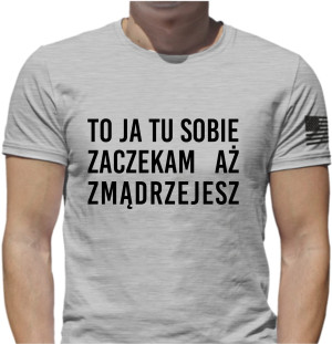 KOSZULKA Z NADRUKIEM POCZEKAM AŻ ZMĄDRZEJESZ NAPISEM ŚMIESZNE WZORY PREZENT