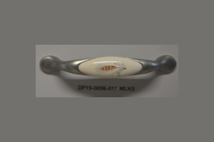 Uchwyt meblowy DC Polska DP19-0096-011-MLK-5 z porcelaną mosiądz antyczny