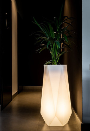  Donica podświetlana, wysoka, wysokość 75 cm, barwa ciepła LED