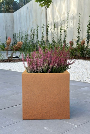 Donica kwadratowa na taras Pixel Pot z półką 40 cm (40x40x40) w efekcie rdzy | Monumo