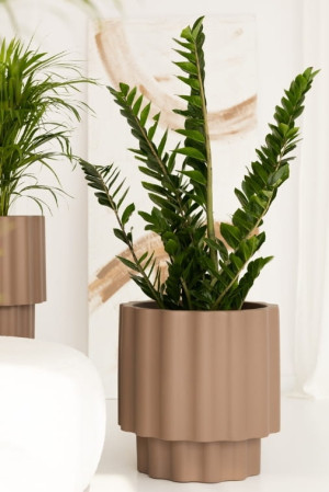 Donica ryflowana ogrodowa 55 cm mokka | Ribbo z półką | Monumo