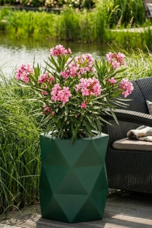  Geometryczna designerska donica Monumo Modena butelkowa
zieleń z wewnętrzną półkąH:54