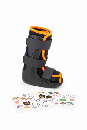 Lekka dziecięca orteza obejmująca stopę i podudzie Comfortia Walker Kids (but marszowy), będąca alternatywą dla opatrunku gipsowego