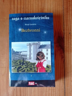 SAGA O CZARNOKSIĘZNIKU TOM 7 BEZBRONNI - Margit Sandemo - książka