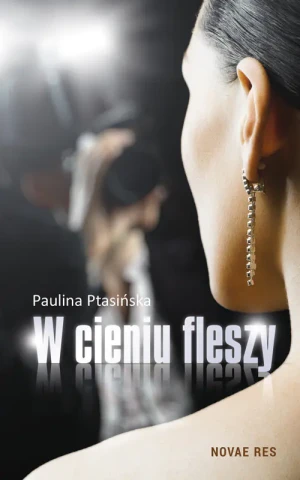 W cieniu fleszy - Paulina Ptasińska - książka
