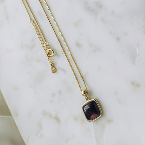 Naszyjnik pozłacany z fioletowym kamieniem