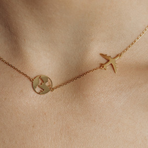 Naszyjnik pozłacany z samolotem i globem