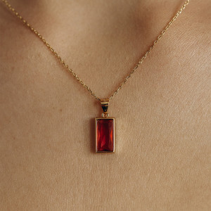 Naszyjnik pozłacany z czerwonym kryształem