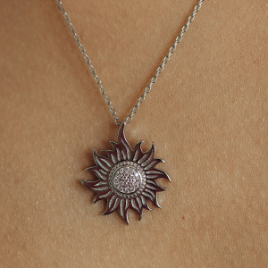 Naszyjnik srebrny z zawieszką słońca