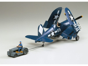 Samolot Vought F4U-1D Corsair z holownikiem