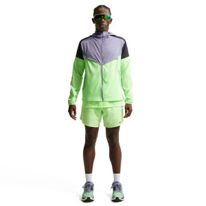 Nike Stride Dri-Fit 2-in-1 7-Inch Shorts Bekleidung Herren grün