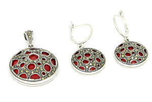 Komplet z markazytami i koralem