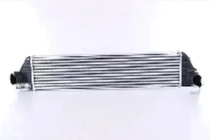 2.3 dCi RENAULT MASTER III Chłodnica powietrza intercooler NISSENS