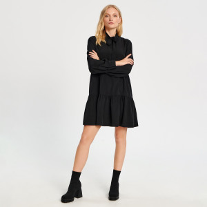 Sinsay - Sukienka mini z wiązaniem - Czarny - damski - 2576X-99X