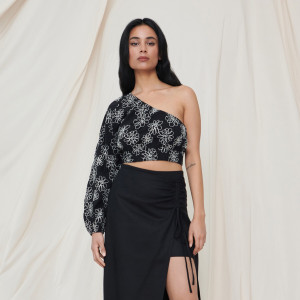 Sinsay - Crop top w kwiaty - Czarny - damski - 4782F-99X