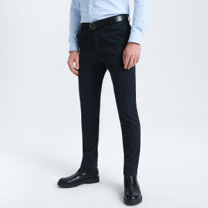 Sinsay - Spodnie chino z paskiem - Czarny - męski - 9360C-99X