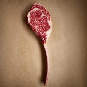 Stek Tomahawk Premium Sezonowany – Antrykot z Kością