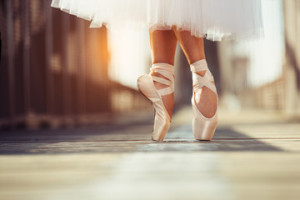 Fototapeta Balet beautiful legs of female classic ballet dancer in pointe.