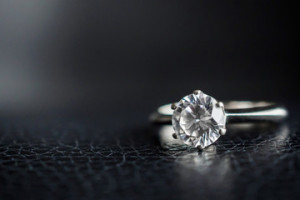 Fototapeta Jubiler Close up diamond ring jewelry on black leather background