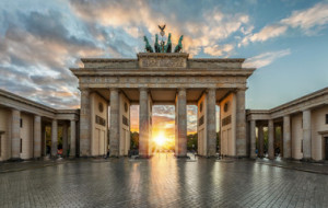 Fototapeta Berlin Sonnenuntergang hinter dem Brandenburger Tor in Berlin, Deutschland