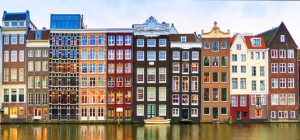 Fototapeta Amsterdam Amsterdam, The Netherlands, May 4th 2017: Row of authentic canal houses on the Rokin in Amsterdam