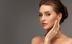 Fototapeta Jubiler Beautiful girl with set jewelry . Woman in a necklace with a ring, earrings and a bracelet. Beauty and accessories.