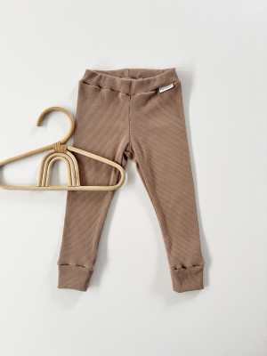 Legginsy bawełniane basic prążkowane w kolorze cynamonowym dla dzieci