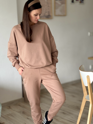 Komplet damski: bluza i spodnie typu joggery w kolorze cynamonowym