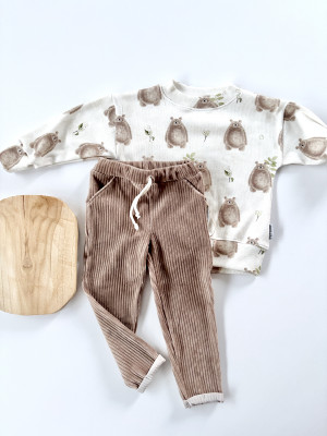 Komplet bluza bawełniana w misie beżowa sweet bear i spodnie sztruksowe z kieszonkami nougat dla chłopca