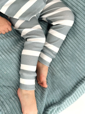 Legginsy bawełniane prążkowane w paski niebieskie dla chłopca