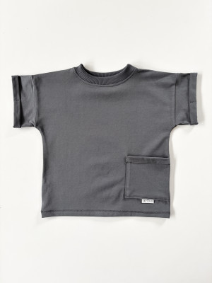 T-shirt bawełniany z kieszonką grafitowy dla chłopca