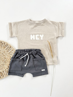 Komplet t-shirt ,,HEY’’natural + szorty z kieszonkami grafit