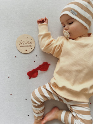 Komplet bawełniany: bluza w kolorze pudding i legginsy prążkowane w paski w kolorze latte dla dzieci