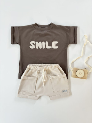 Komplet: t-shirt z napisem „Smile” w kolorze czekoladowym i szorty z kieszonkami w kolorze ciepłego beżu dla dzieci