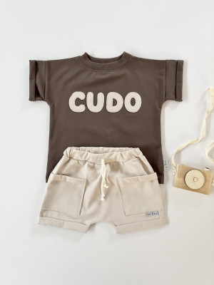Komplet: t-shirt z napisem „Cudo” w kolorze czekoladowym i szorty z kieszonkami w kolorze ciepłego beżu dla dzieci
