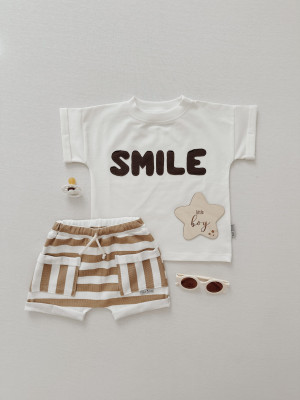 Komplet: t-shirt z napisem „Smile” ecru i szorty prążkowane w paski w kolorze Latte dla dzieci