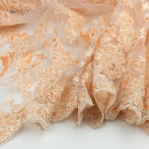 Koronka materiał w kwiaty kolor brzoskwiniowy, cekiny TextileClub 