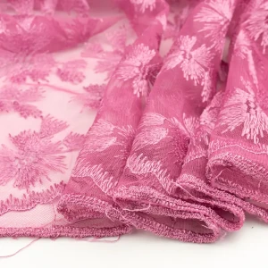 Koronka materiał w kwiaty kolor różowy TextileClub 