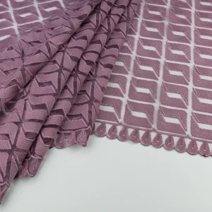 Koronka materiał w kwiaty kolor ciemny wrzosowy różowy TextileClub 